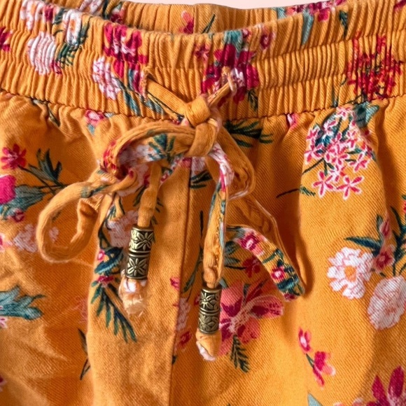 Women’s XL Pink Republic Ditsy Floral Print Shorts - Picture 3 of 7